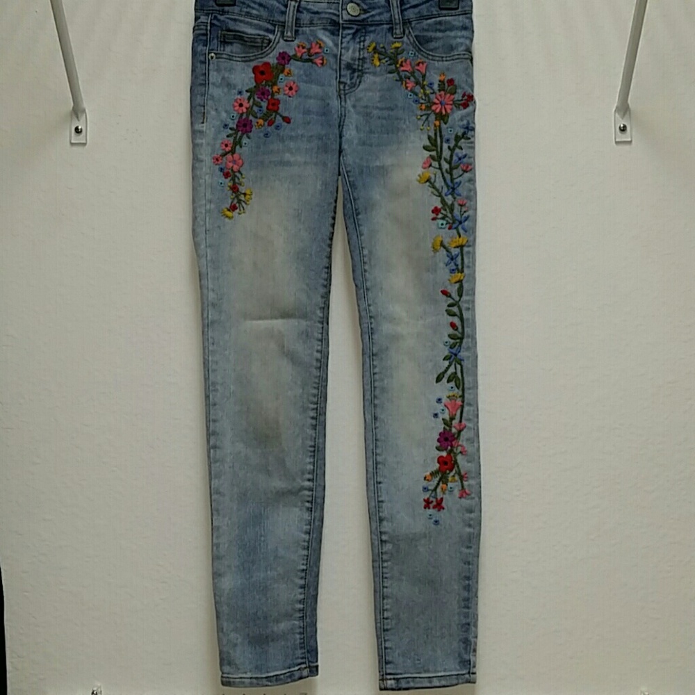 😘NWOT Embroidered acid wash jeans😘